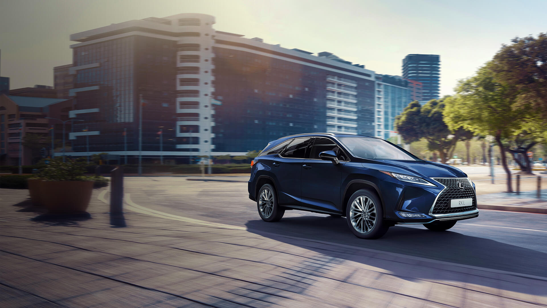 Lexus RX en azul oscuro conduciendo por la ciudad.